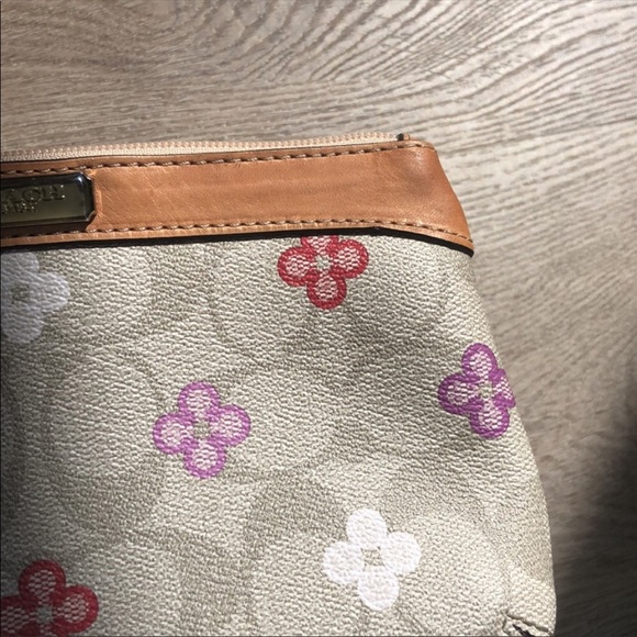 New with tags Coach Peyton Signature C medium wristlet - Picture 14 of 15